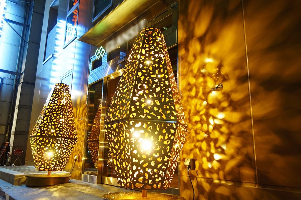 特注事例】ホテルの高級シャンデリアを作りました。 | 斉藤照明は